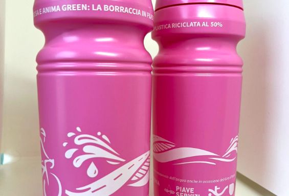 Giro d'Italia, in sella anche SAVNO, Piave Servizi, ATS e Contarina: 30.000 borracce “in rosa” per i tifosi